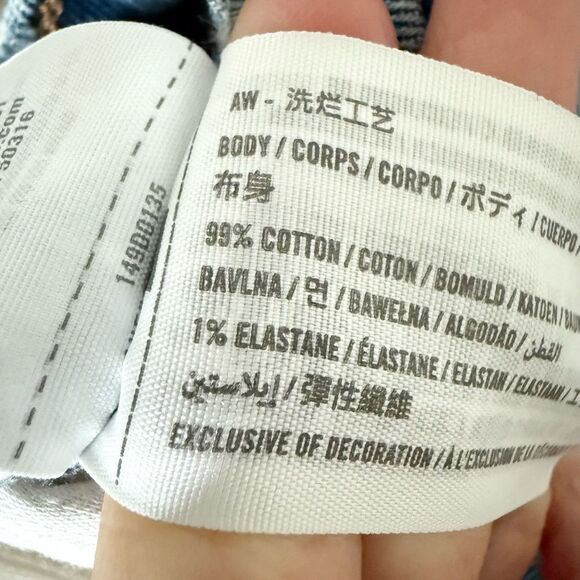 Abercrombie & Fitch High Rise Mom Short Raw Hem Distress Medium Wash - Size 28 - Picture 5 of 5